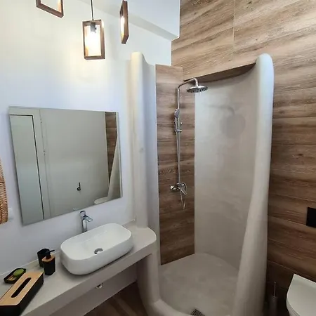 Uppolis με θέα τα νησιά Ano Syros