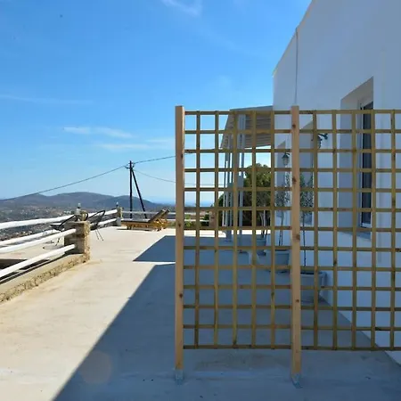 Uppolis με θέα τα νησιά Ano Syros