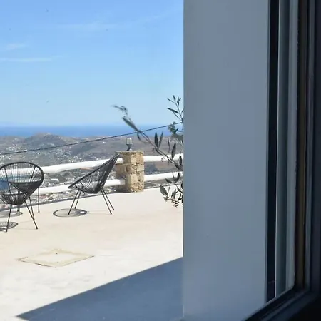 Uppolis με θέα τα νησιά Ano Syros