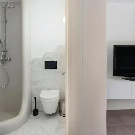 Uppolis με θέα τα νησιά * Ano Syros