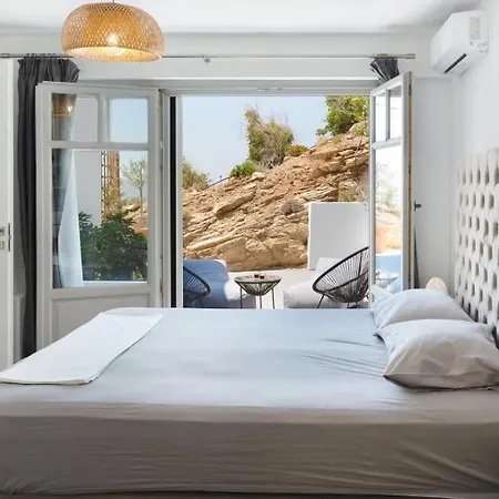 Uppolis με θέα τα νησιά Ano Syros