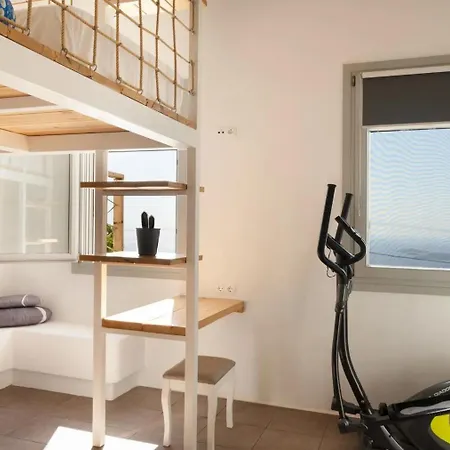 Uppolis με θέα τα νησιά Ano Syros