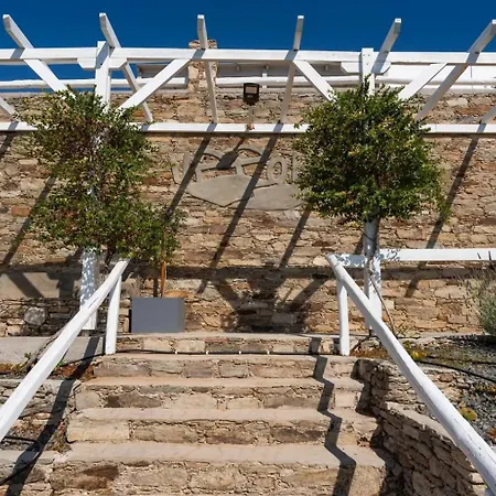 Uppolis με θέα τα νησιά Ano Syros