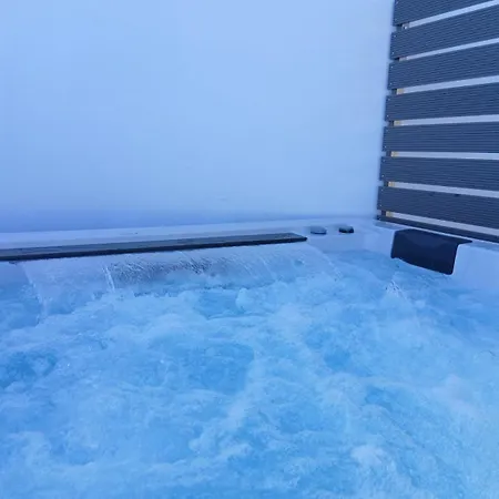 Uppolis με θέα τα νησιά Ano Syros