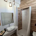 Uppolis με θέα τα νησιά Ano Siros