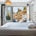 Uppolis με θέα τα νησιά انو سيروس