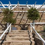 Uppolis με θέα τα νησιά انو سيروس
