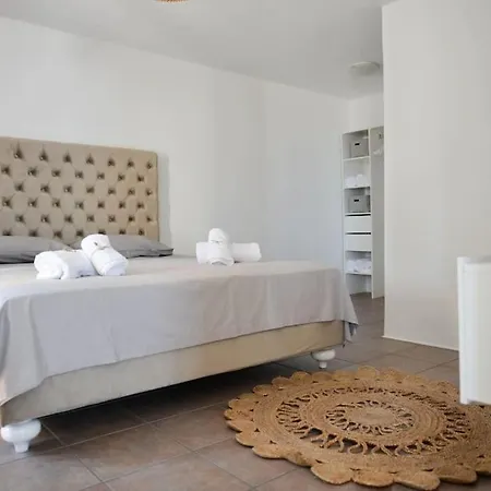 Uppolis με θέα τα νησιά Ano Syros