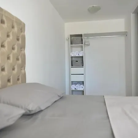 Uppolis με θέα τα νησιά * אנו סירוס