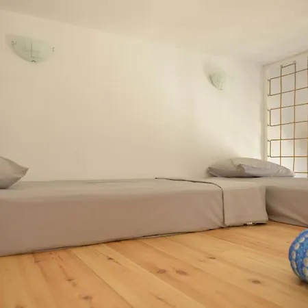 Uppolis με θέα τα νησιά אנו סירוס