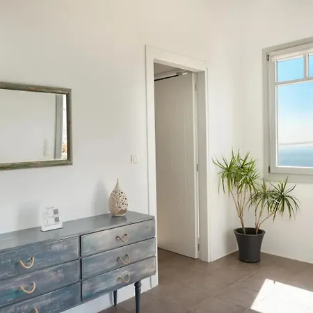 Uppolis με θέα τα νησιά * Ano Syros