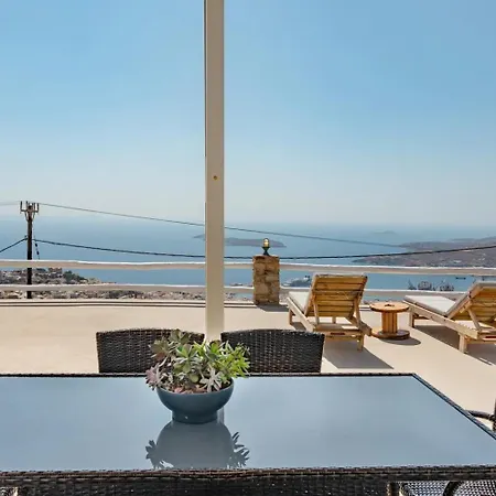 Uppolis με θέα τα νησιά * Ano Syros