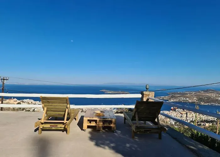 Uppolis με θέα τα νησιά * Ano Syros