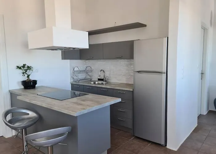 Uppolis με θέα τα νησιά Ano Syros