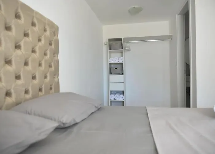 Uppolis με θέα τα νησιά * Ano Syros