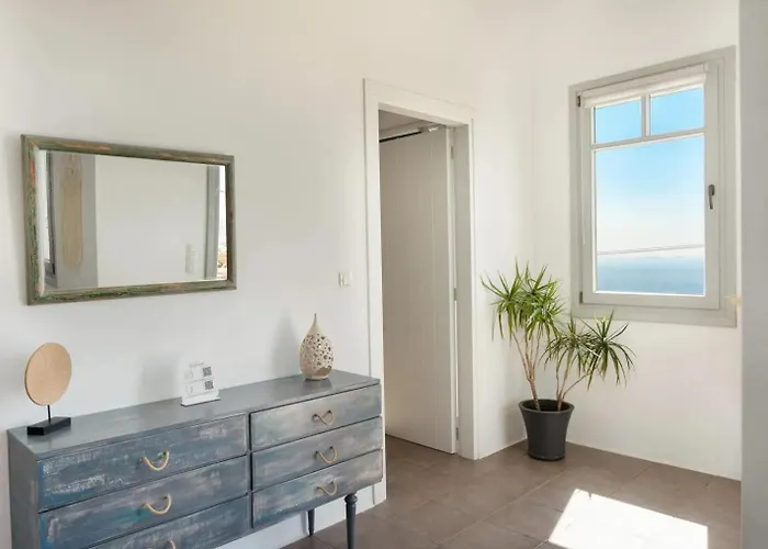 Uppolis με θέα τα νησιά * Ano Syros