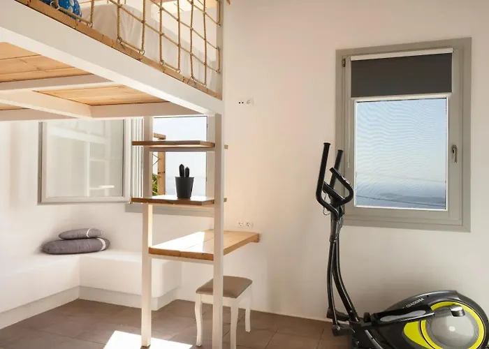 Uppolis με θέα τα νησιά Ano Syros