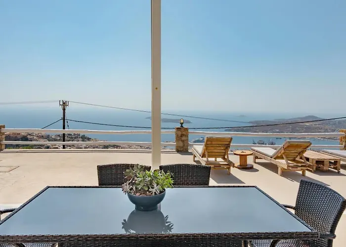 Uppolis με θέα τα νησιά * Ano Syros