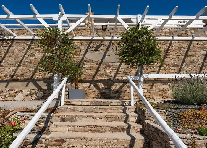 Uppolis με θέα τα νησιά Ano Syros